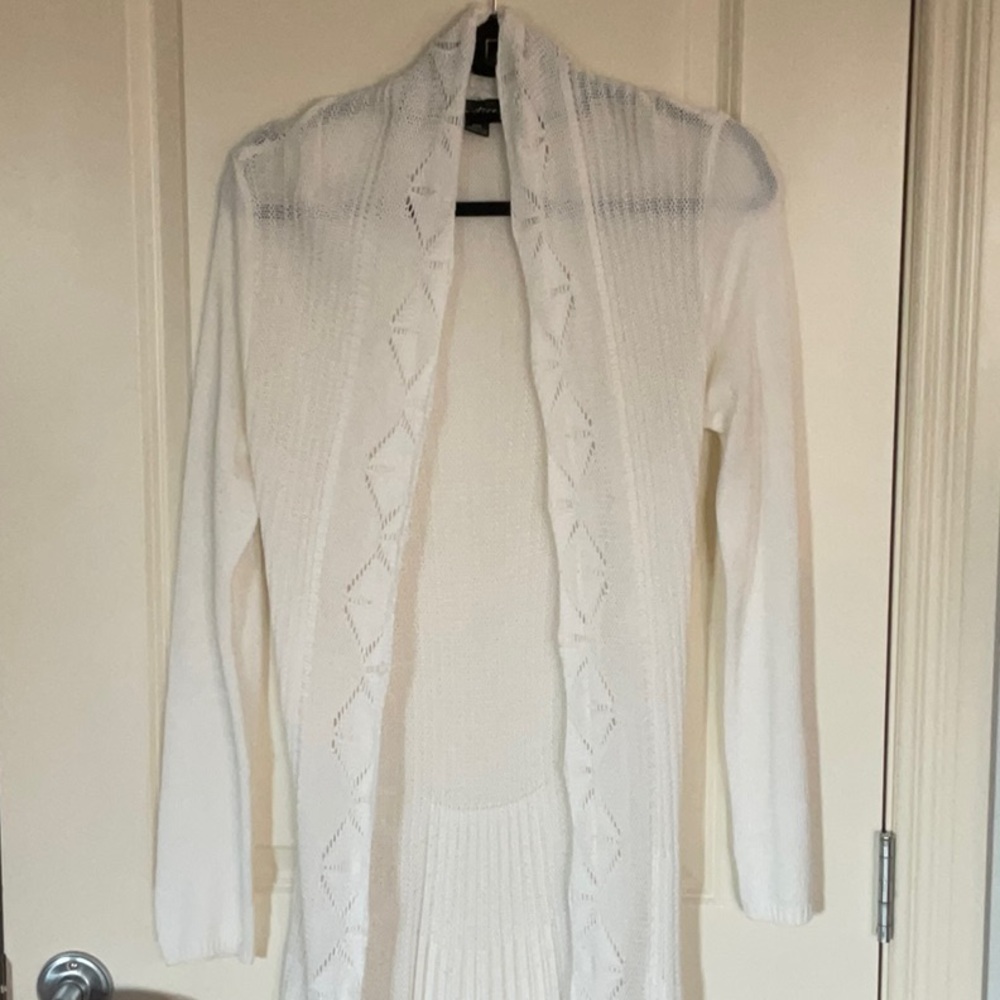 Beautifully flowing white Cartise long cardigan.